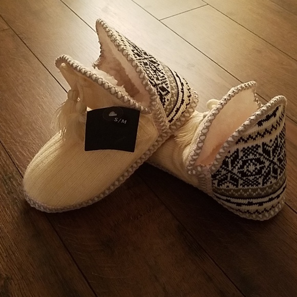 Women's Nordic Tassel Slippers - Picture 2 of 8